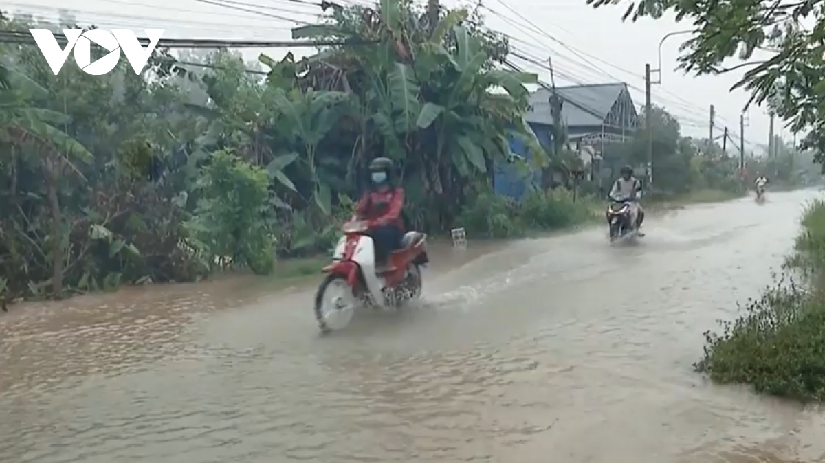 Triều cường dâng cao gây ngập nhiều tuyến đường trong nội ô tỉnh Vĩnh Long
